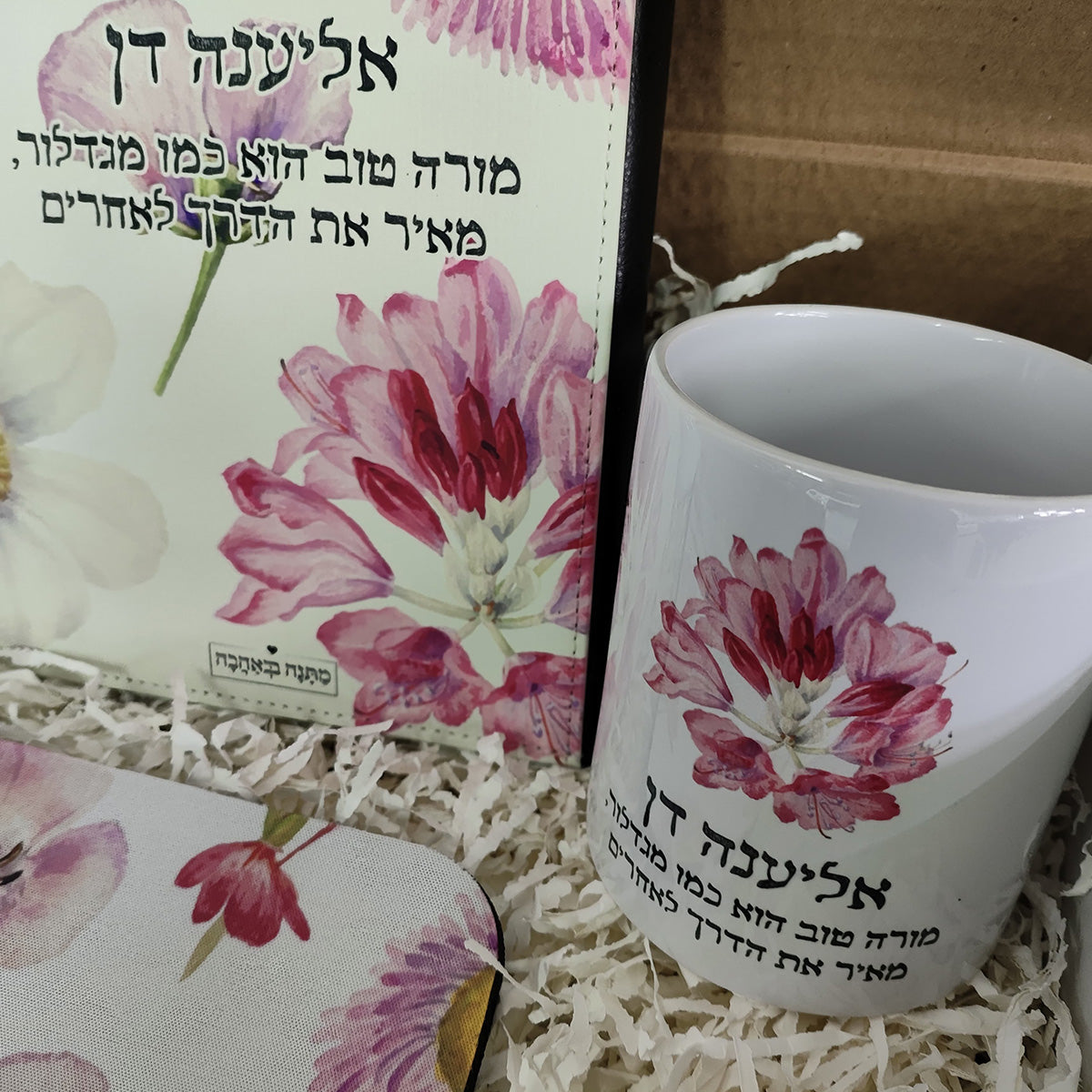 מארז מתנה למשרד דגם פרחי בר: פד לעכבר + ספל (גודל רגיל)